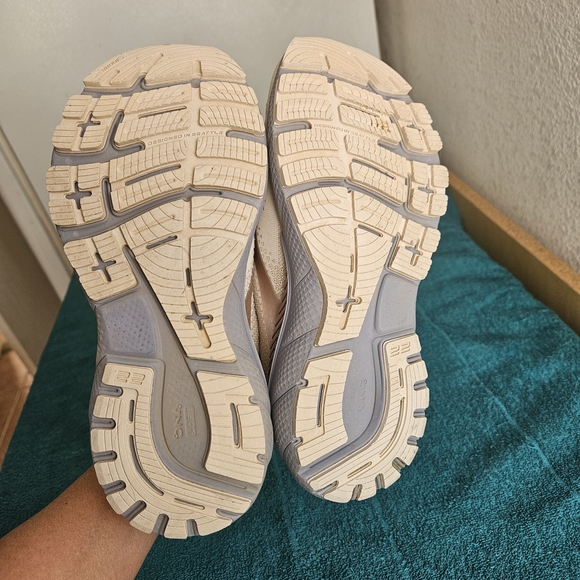 Brooks Women's Adrenaline GTS size 6 - Picture 4 of 8